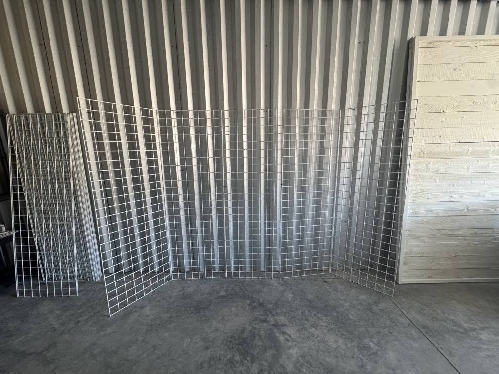 Wire grid photo display panels for a personalized photo backdrop